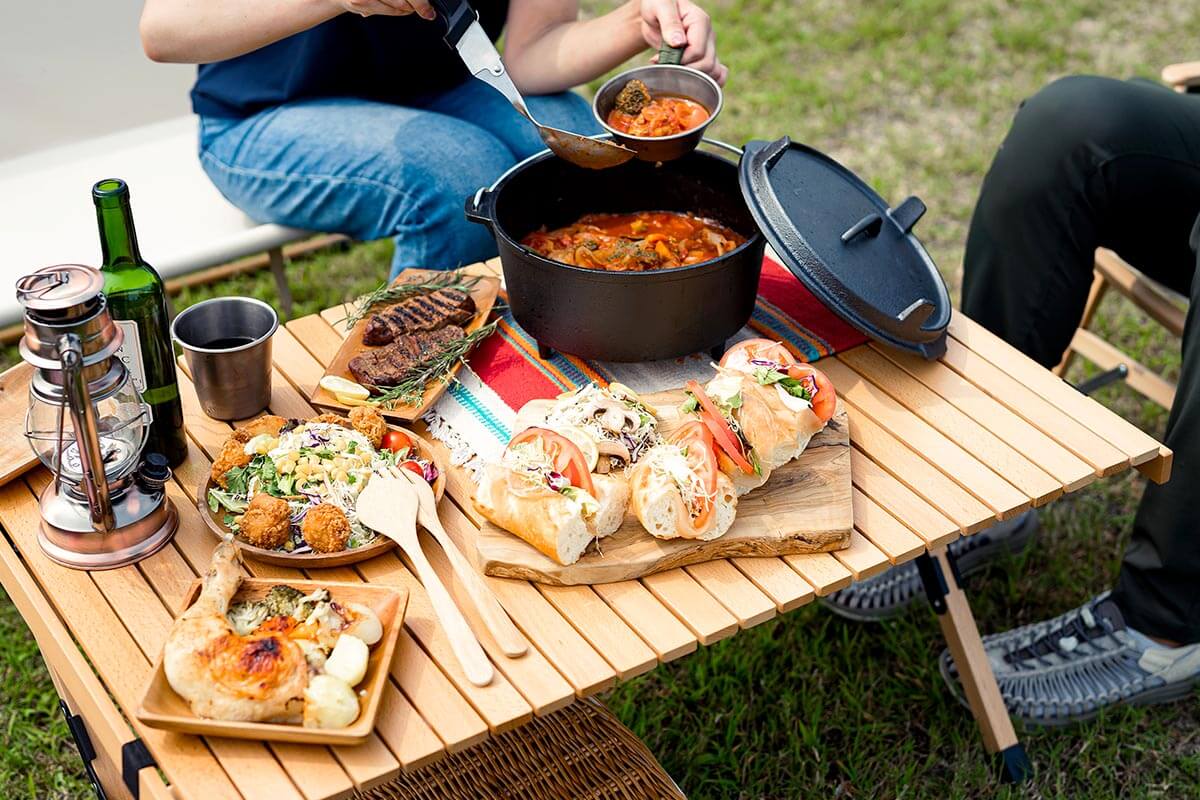 キャンプサイトを華やかに演出するテーブル