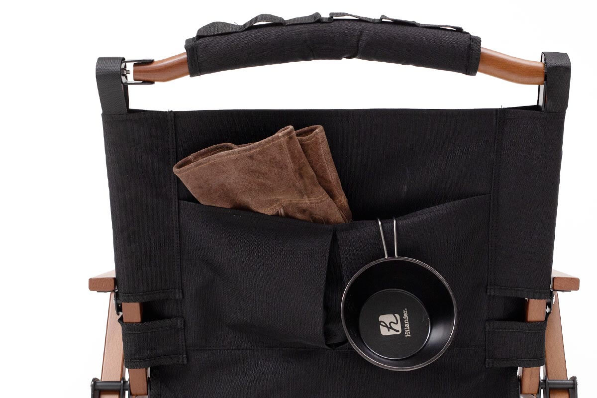 背面にはポケットもあるので収納力抜群