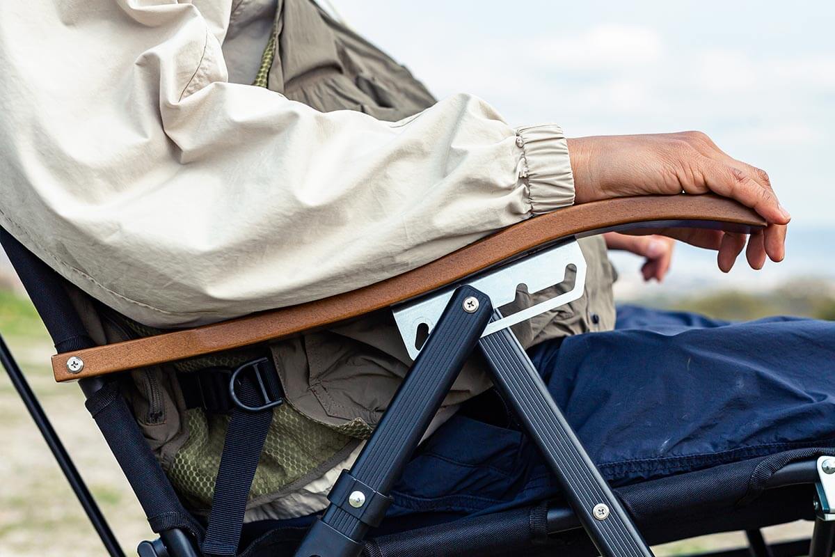 肘にフィットする優しい木製アームレスト