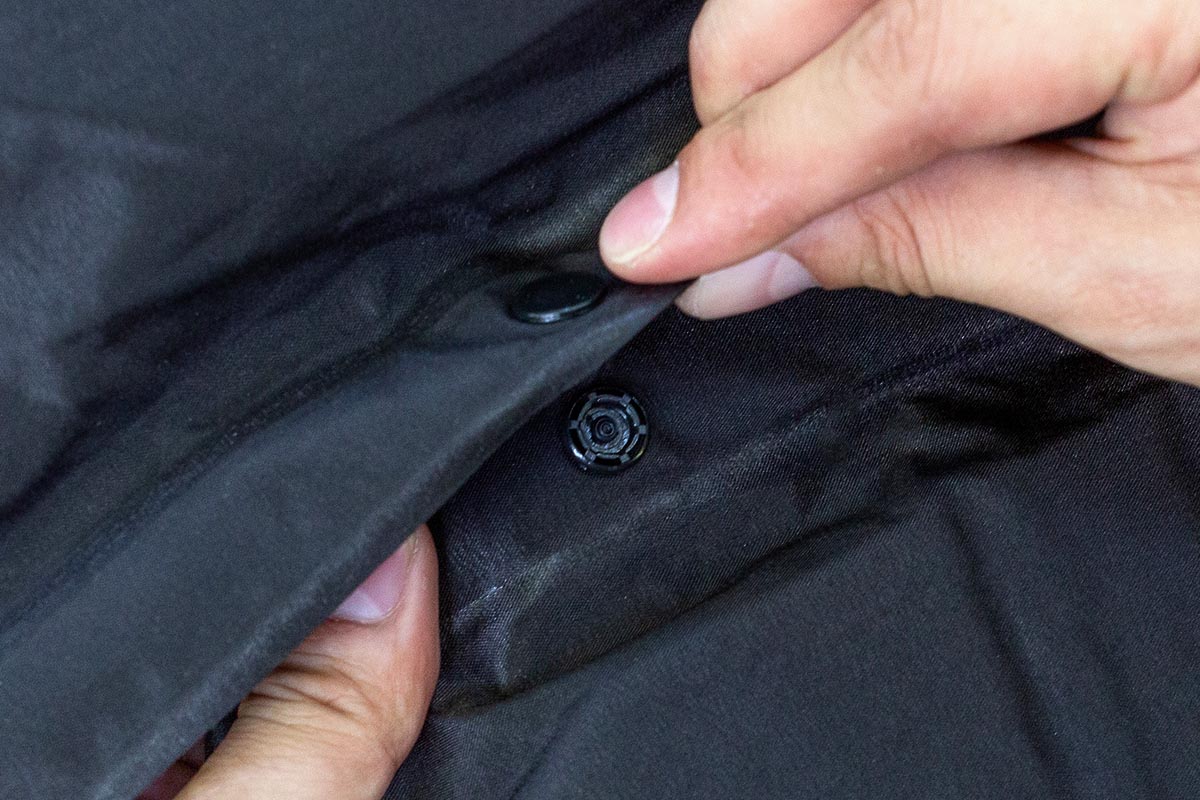 同じサイズのマットを連結できるボタン付き