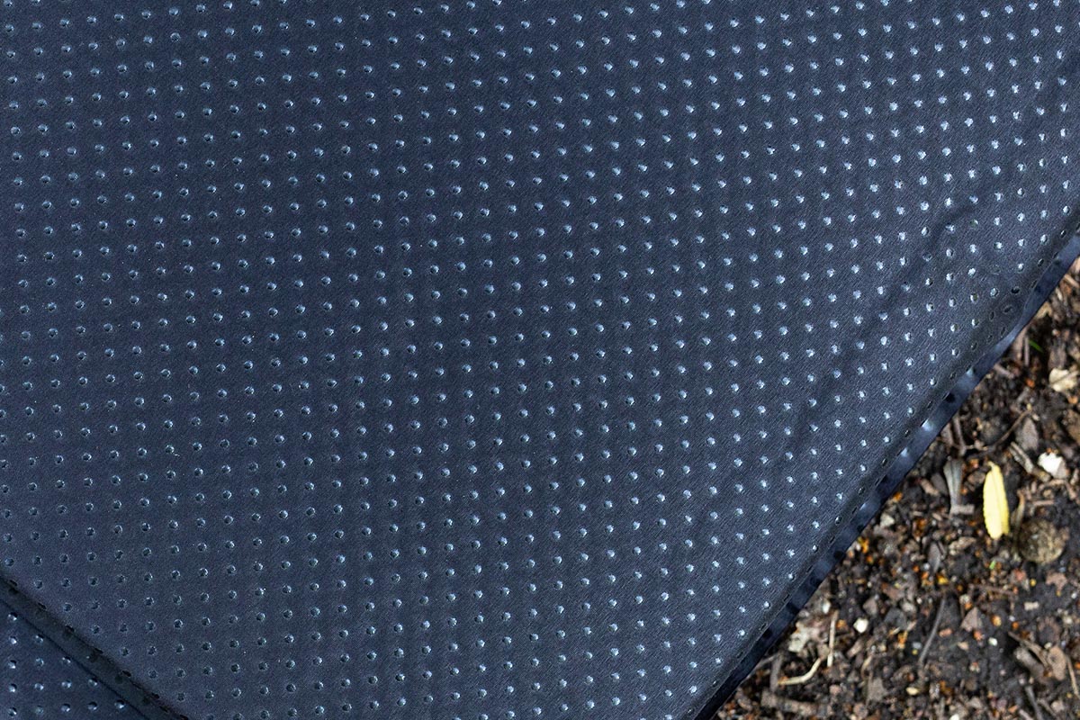 マットがずれにくい背面加工