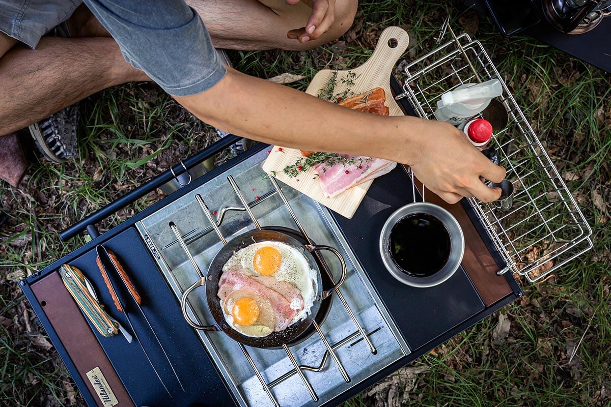 ソロキャンプをもっと自由に楽しくするテーブル