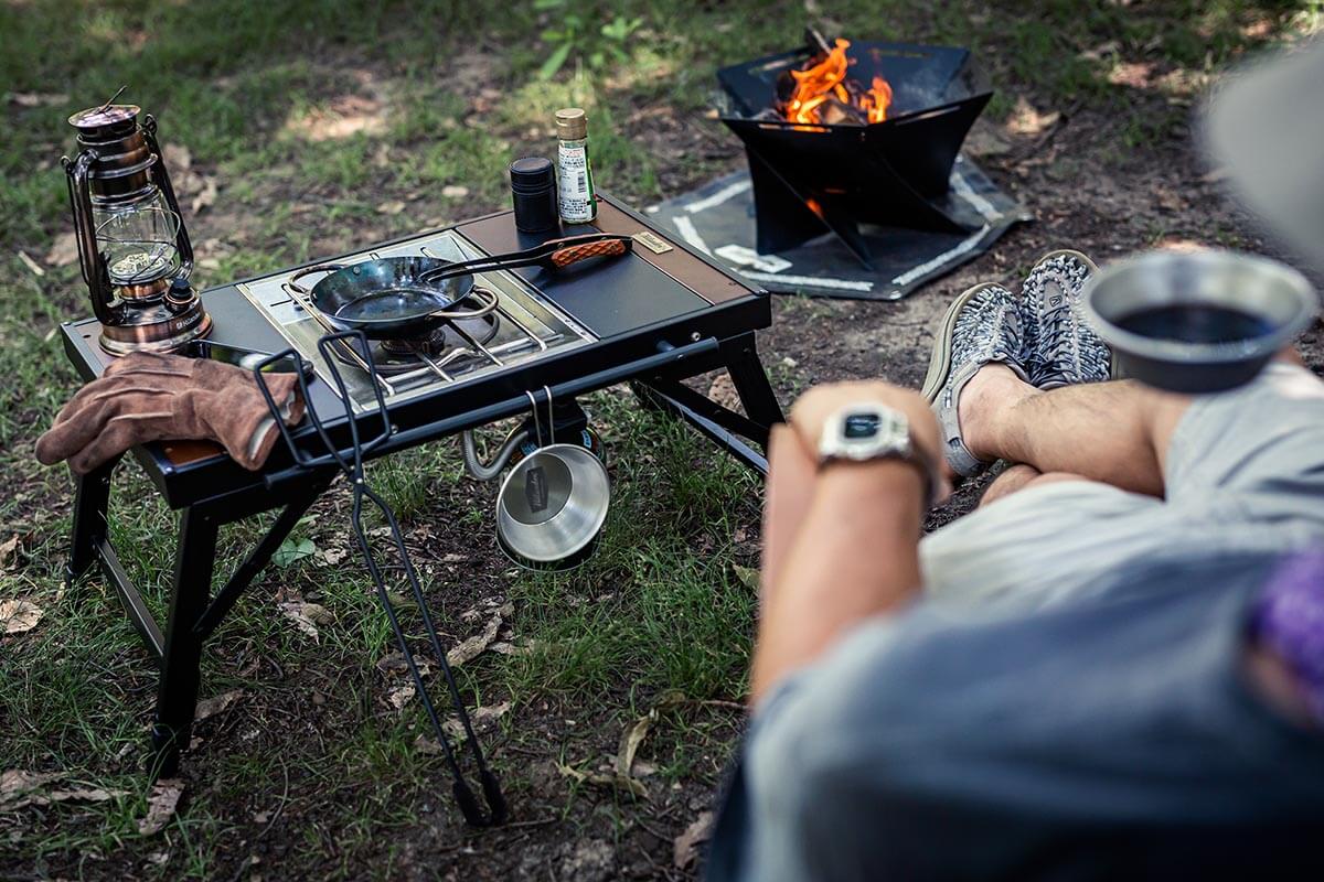 ソロキャンプをもっと自由に楽しくするテーブル