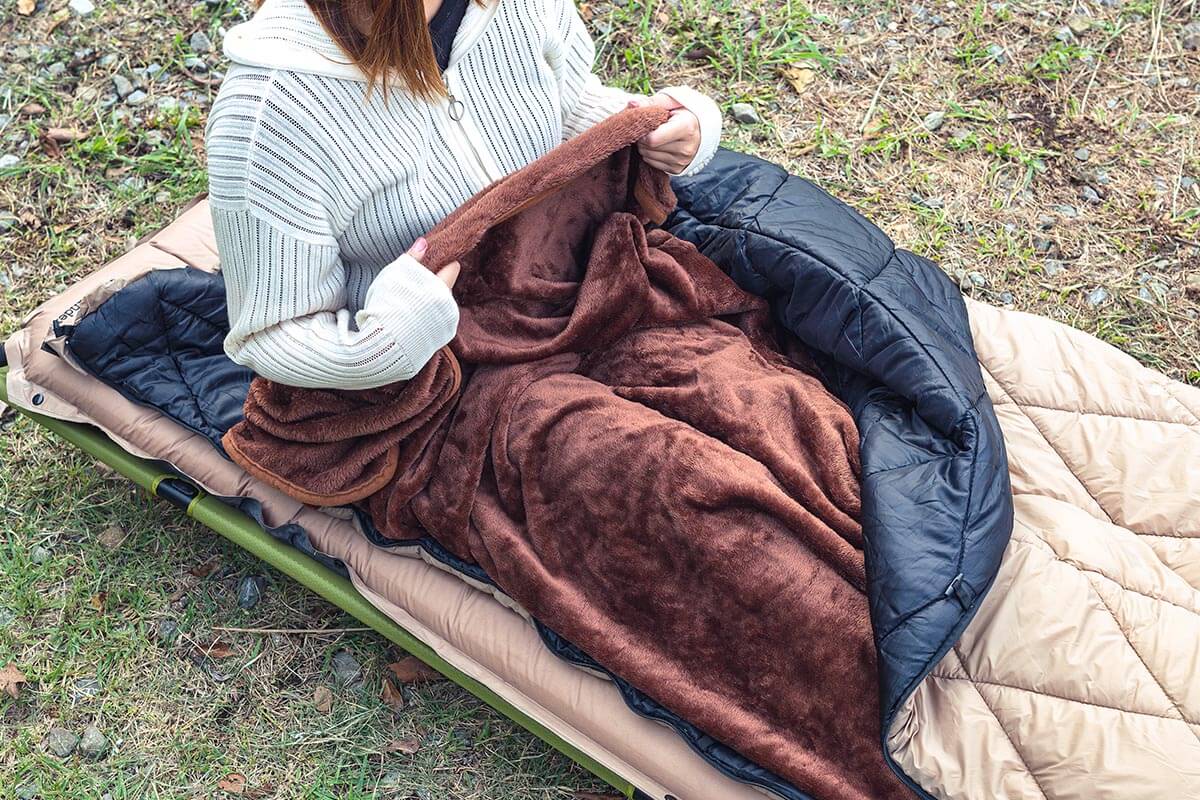 シュラフにinして就寝時も暖かく