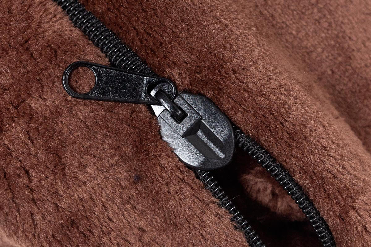 収納ケースには噛みこみにくいファスナーを採用