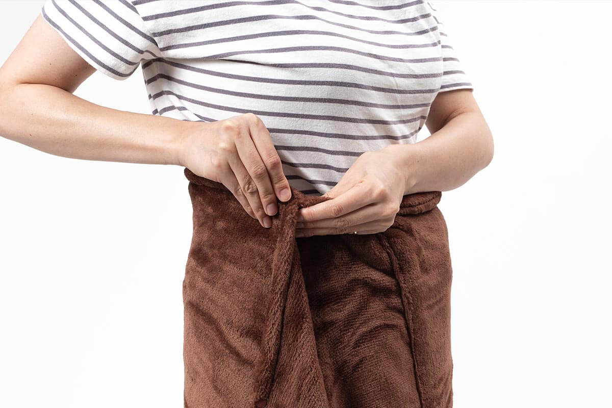 スナップボタン付きで腰に巻くことが可能