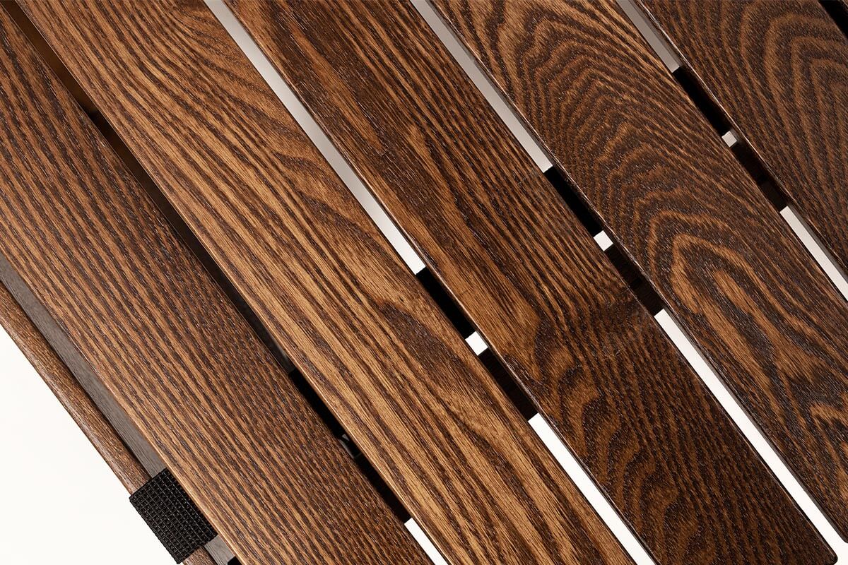 家具でも人気のアッシュ材を採用