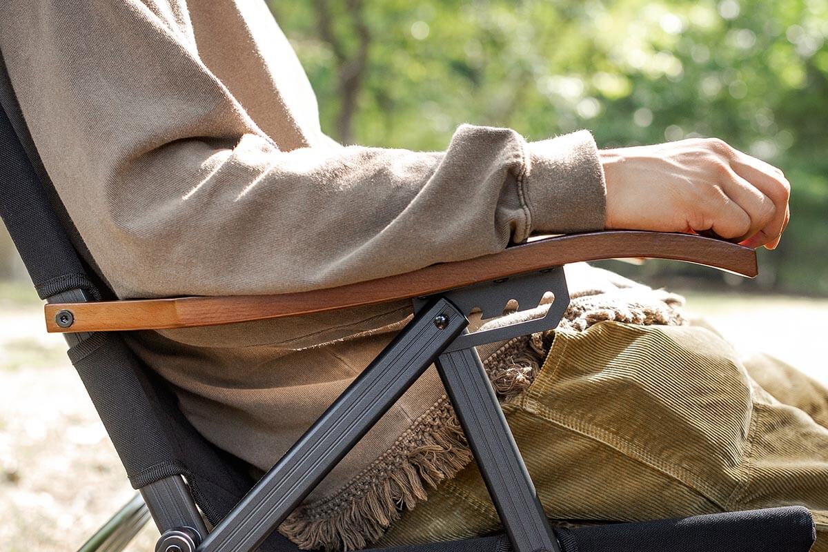 木の柔らかさが心地よく、ストレスの無い肘置き