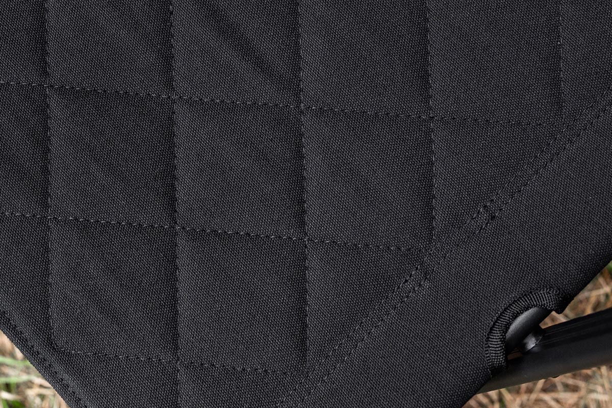 肌触りがよく火の粉にも強いコットン生地を採用