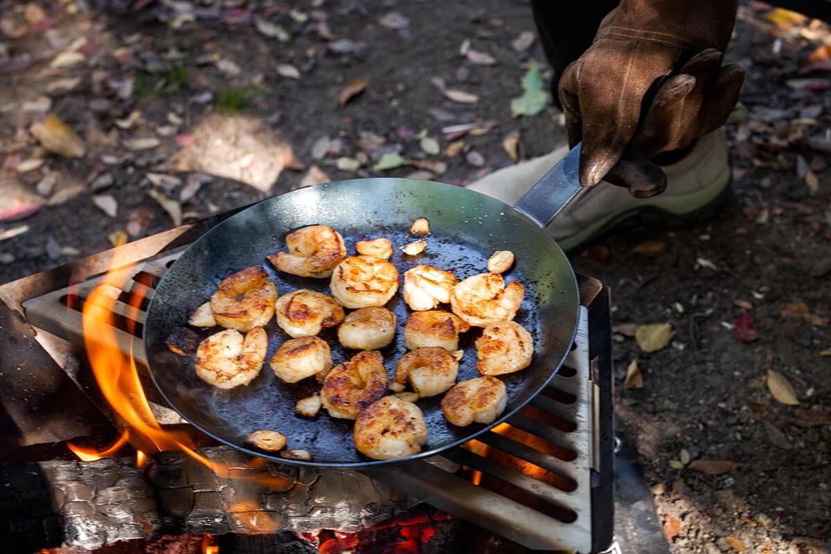 ワイルドに調理が楽しめる焚き火フライパン