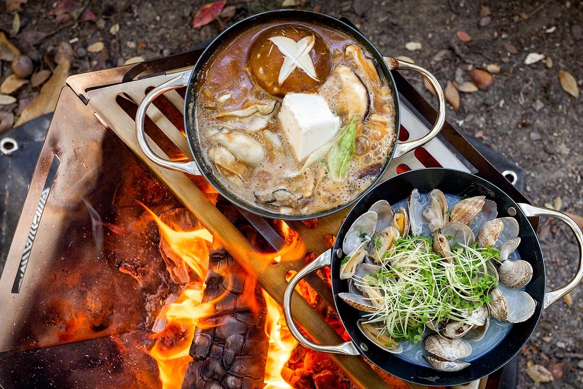 ワイルドに調理が楽しめる焚き火フライパン