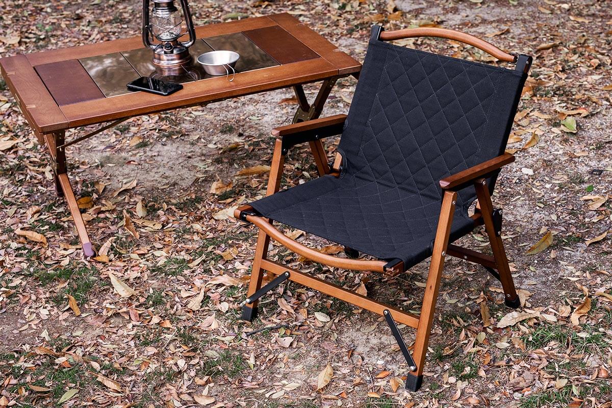 キルトデザインになったウッドフレームチェア