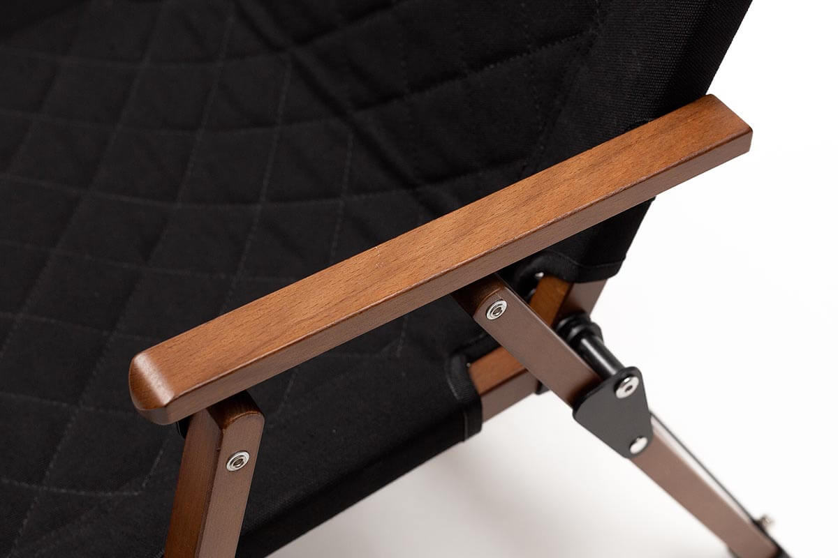 フレームには天然木（ブナ）を採用