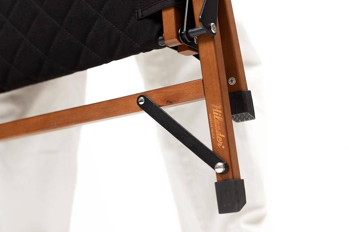 ロゴは脚フレーム部にさりげなく配置