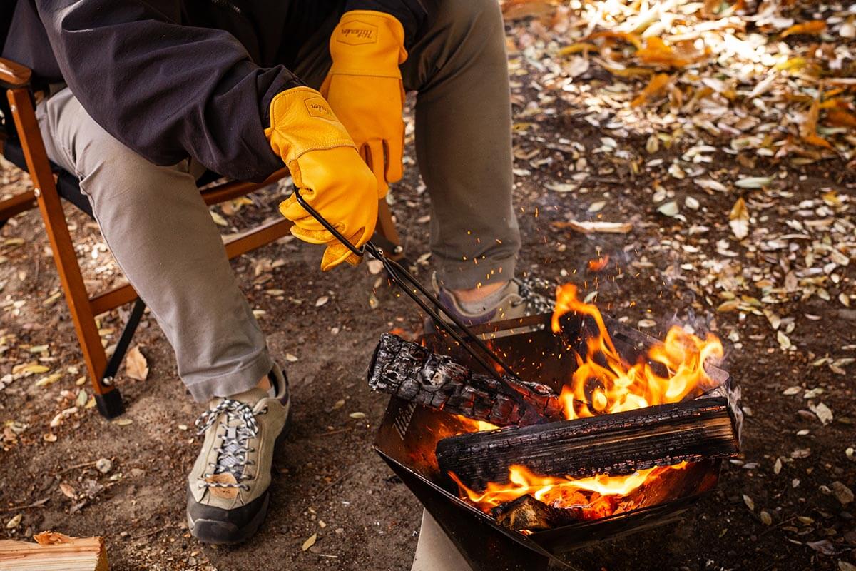 焚き火も調理も作業もしやすい本革焚き火用グローブ