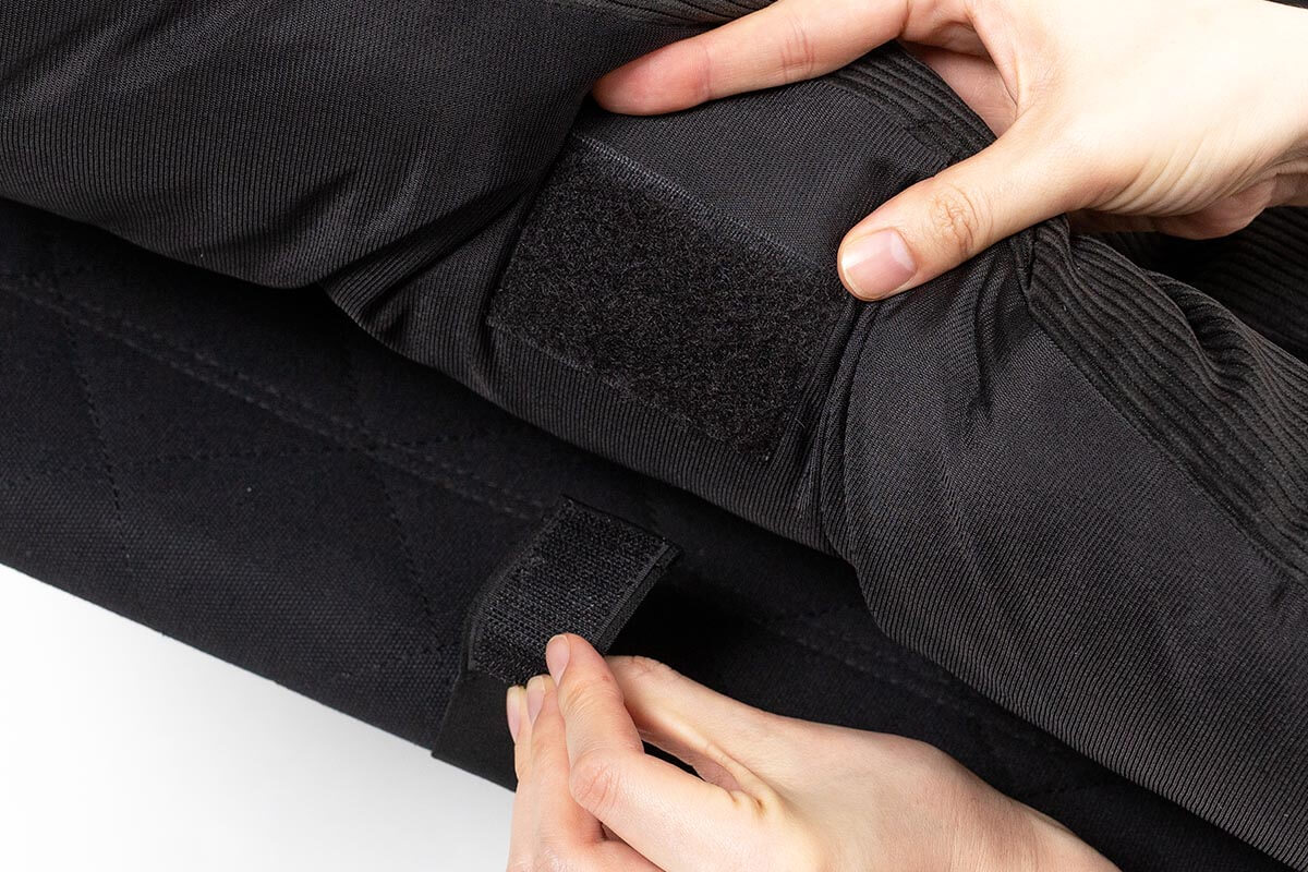 バンドで固定するだけの簡単装着