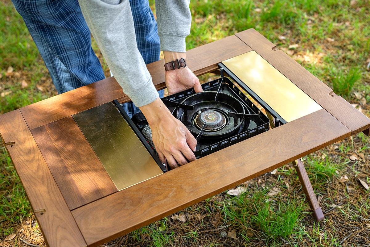 人気のカセットコンロがテーブルにインストールできる