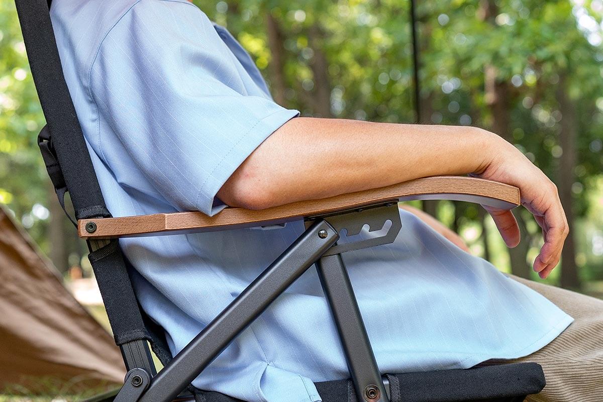 木の柔らかさが心地よく、ストレスの無い肘置き